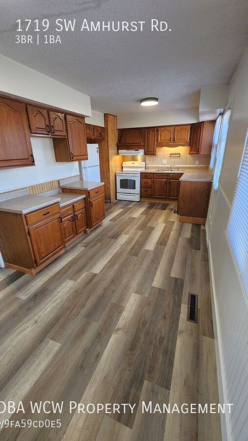 Building Photo - 1719 SW Amhurst Rd