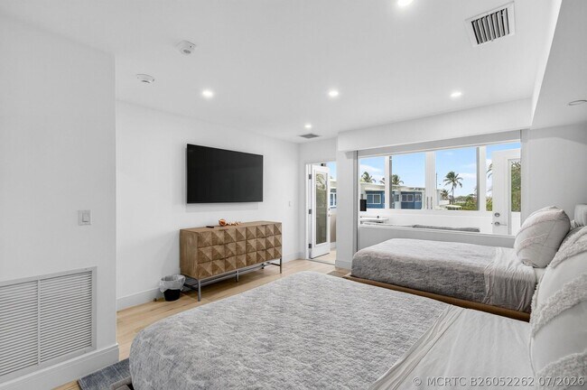 Building Photo - 120 N Ocean Blvd