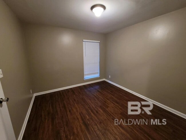 Building Photo - 105 Lively Cir