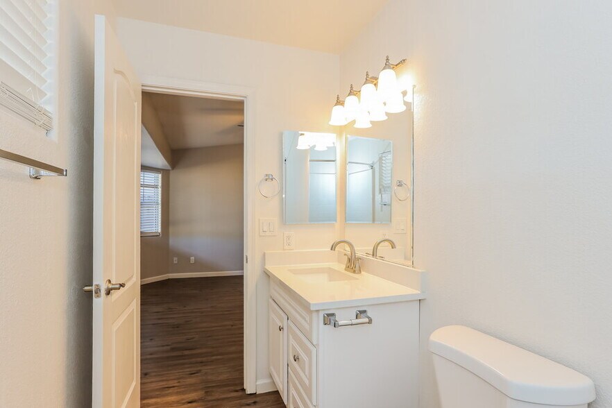 Building Photo - 1611 S 63rd Dr