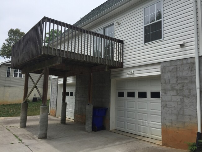 Building Photo - Cape Cod Style 3 bed, 2 bath, 2 car garage...