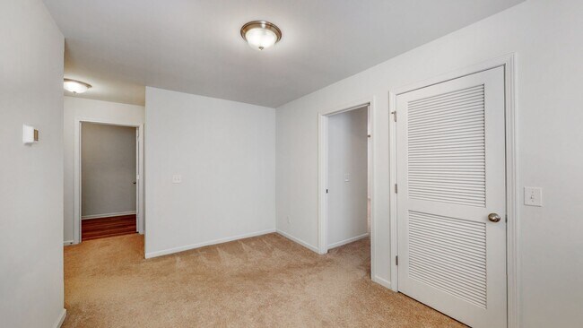Building Photo - 5 Bedrooms, 3 Bathrooms in Richmond Hill P...