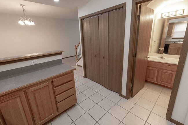 Building Photo - 5000 Derby Ridge Dr