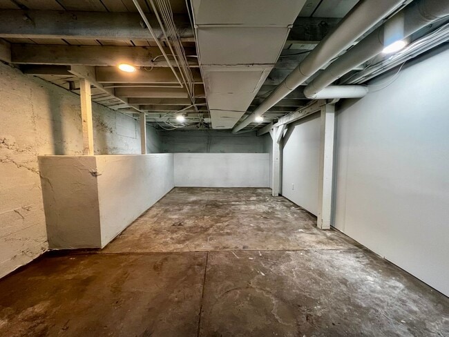 Building Photo - 604 S 12th Ave