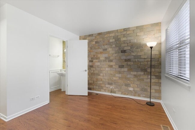 Building Photo - 4530 S Woodlawn Ave