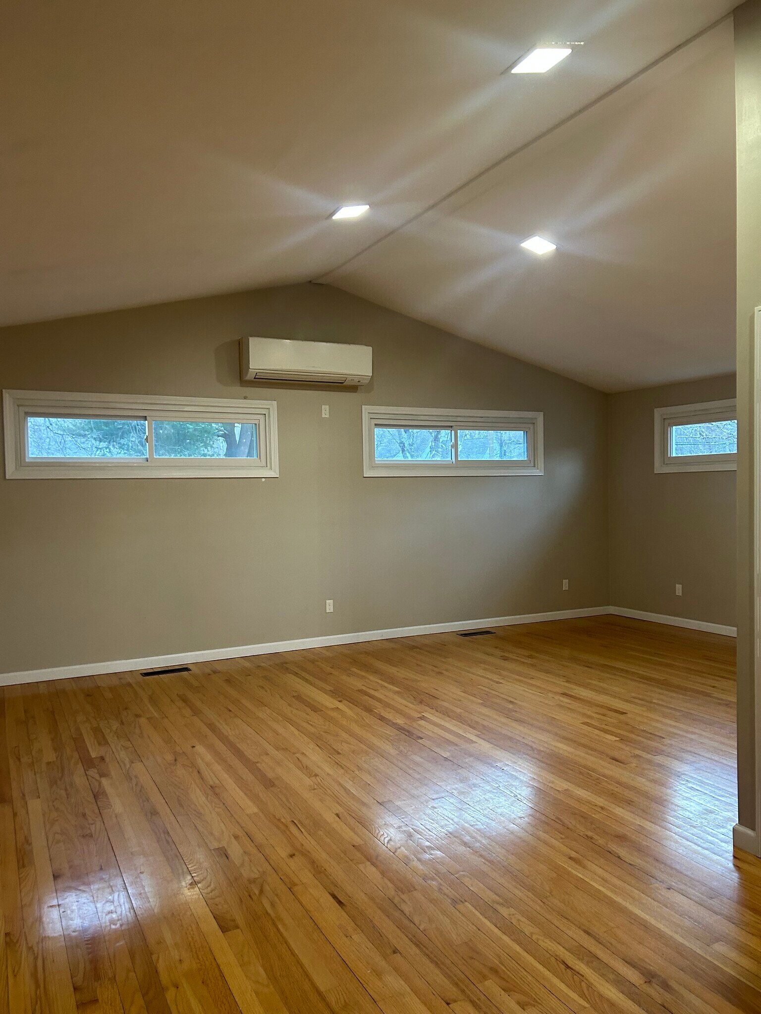 Building Photo - 19 Church Ln