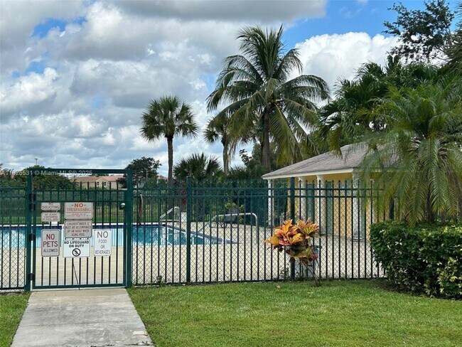 Building Photo - 1808 Meadows Cir W