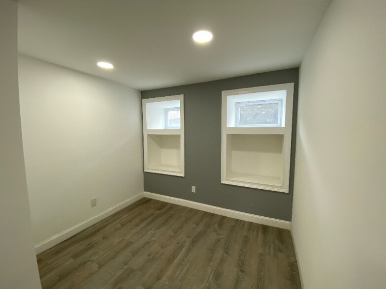 Building Photo - 301 Lilac Ln