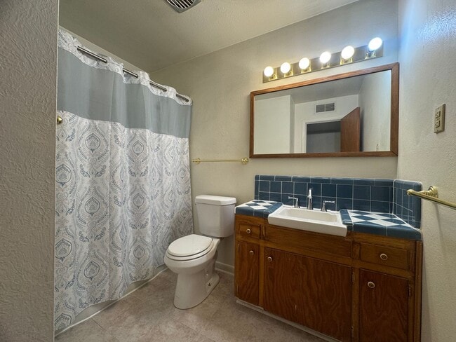 Building Photo - 2000 S Richardson Ave