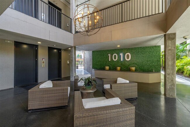 Building Photo - 1010 Central Ave N