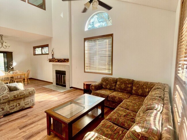 Building Photo - 3 Bedroom Townhome in Durango