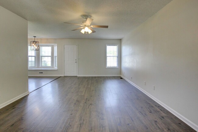 Building Photo - Sweet 3 bed 2 bath. Updated