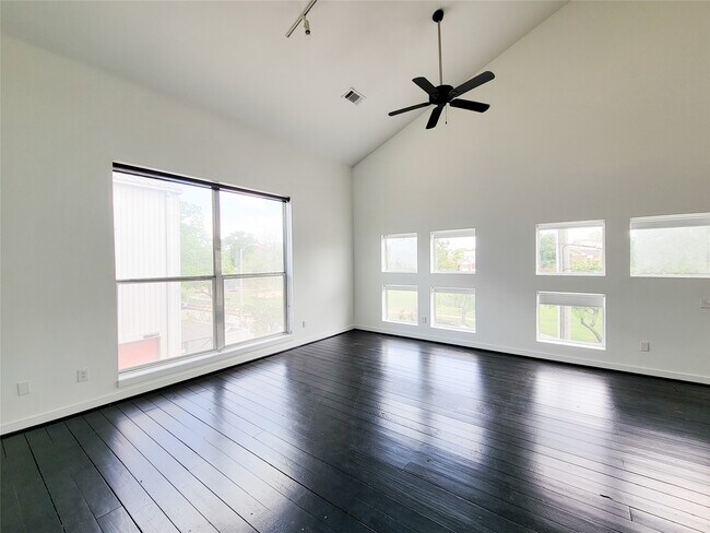 Building Photo - 2605 Calumet St