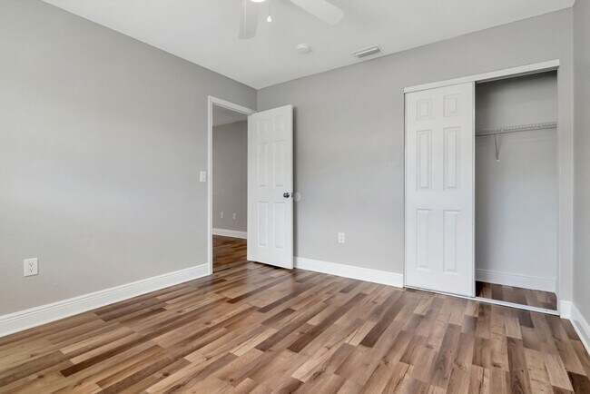 Building Photo - Beautifully Updated 3/2 in Bradenton — Up ...