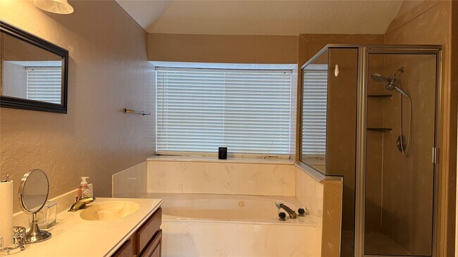 Building Photo - 10310 Hedge Way Dr