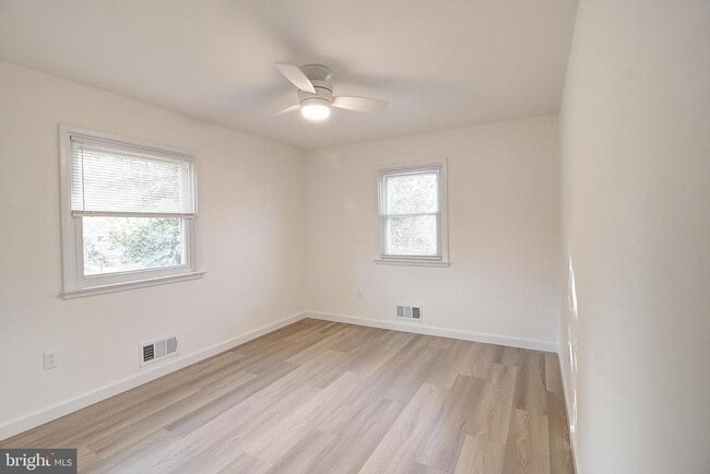 Building Photo - 915 Shawnee Dr