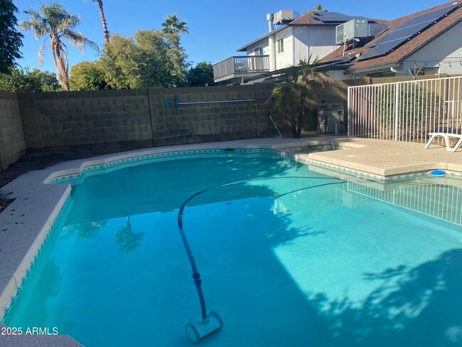 Building Photo - 4325 E Greenway Ln