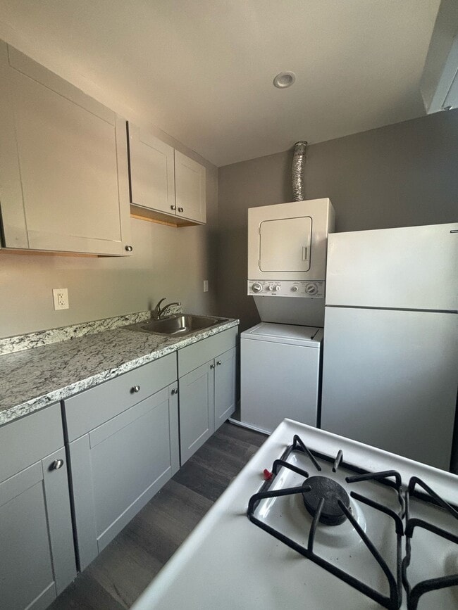 Building Photo - 1 Bedroom Apartment