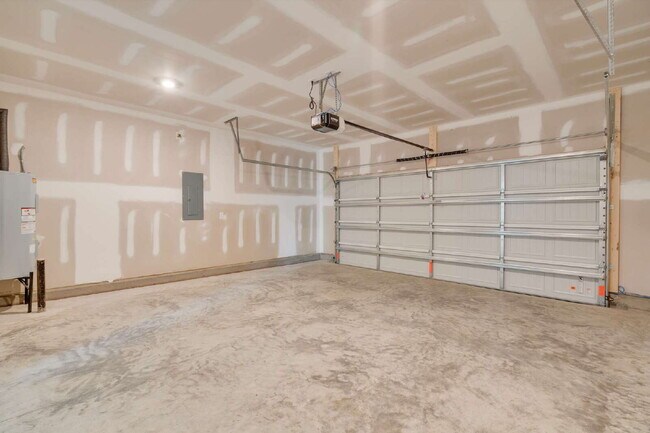 Building Photo - "Spacious 5-Bedroom Haven in Fuquay-Varina!"