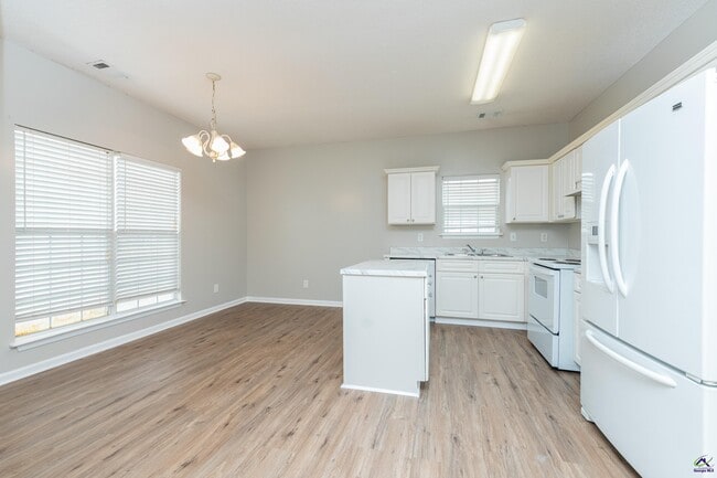 Building Photo - 100 Oldfield Ct