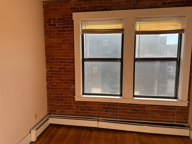 Building Photo - 105 Main St