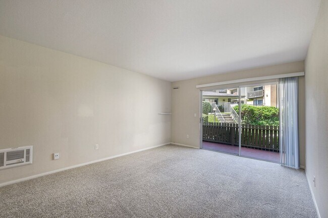 Building Photo - 432 Edgehill Ln