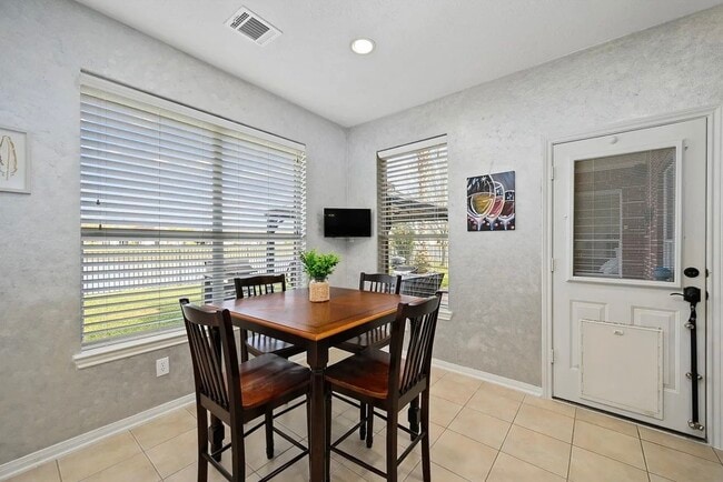 Building Photo - 814 N Elder Grove Dr