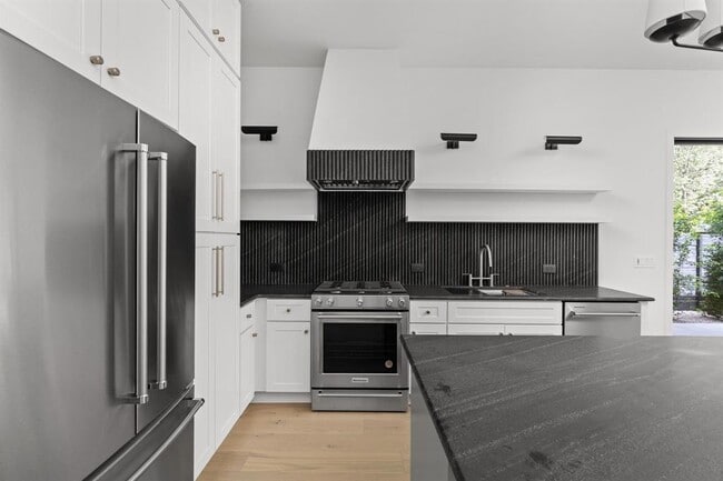 Building Photo - 912 1/2 E 50th St