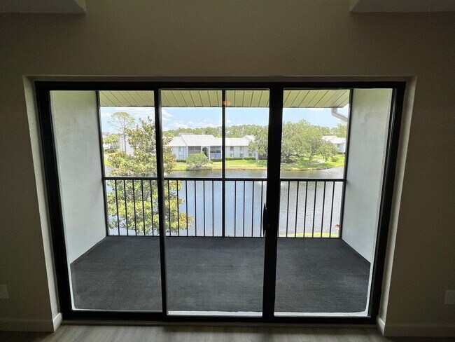Building Photo - Beautifully Updated 2 Bedroom, 2 Bath Top ...