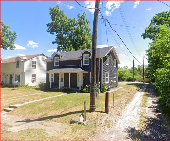 Building Photo - Renovated 2 bdr/1 bath duplex across from ...