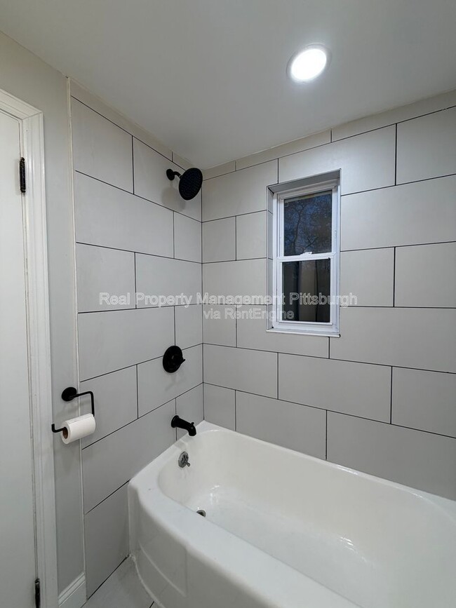 Building Photo - 1053 Edward Dr