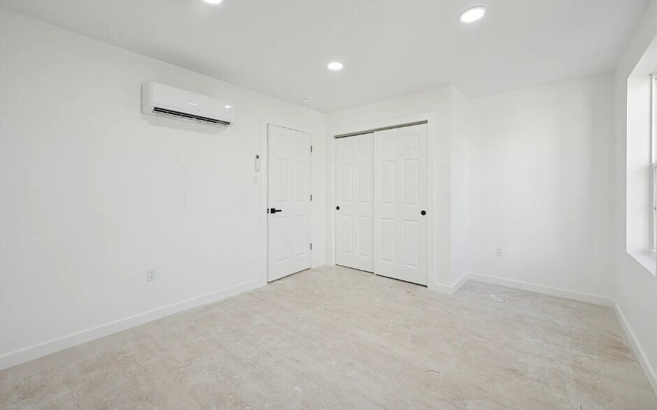 Building Photo - 51 Farson St