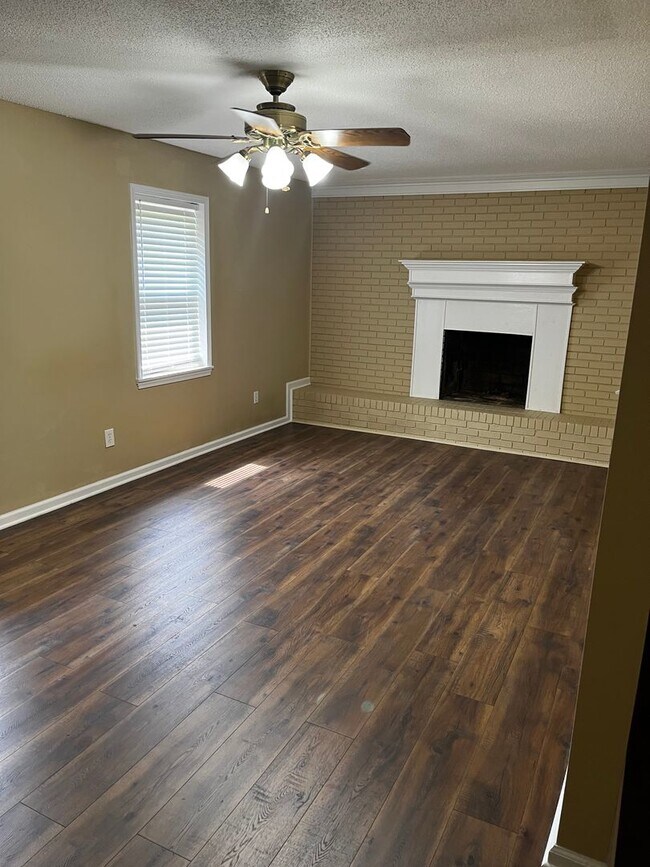 Building Photo - Spacious