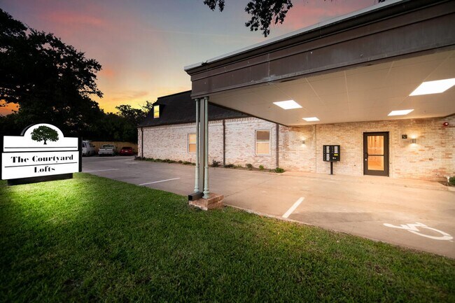 Building Photo - The Courtyard Lofts ~ Two Bedroom Apartment