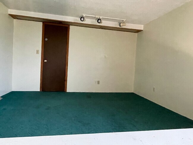 Building Photo - HayAve531-533