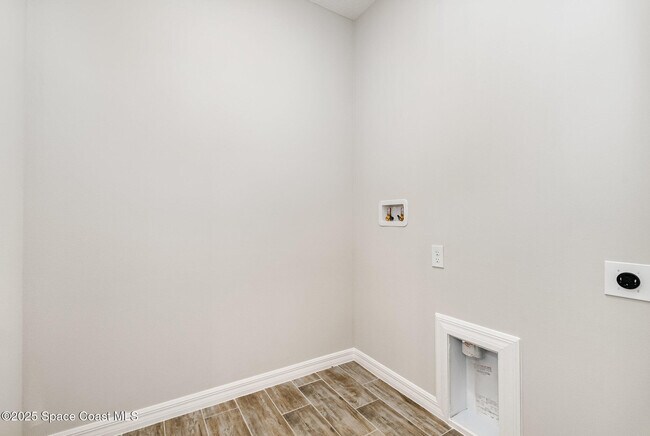 Building Photo - 6360 Lookout Dr