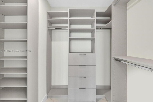 Building Photo - 700 NE 24th St