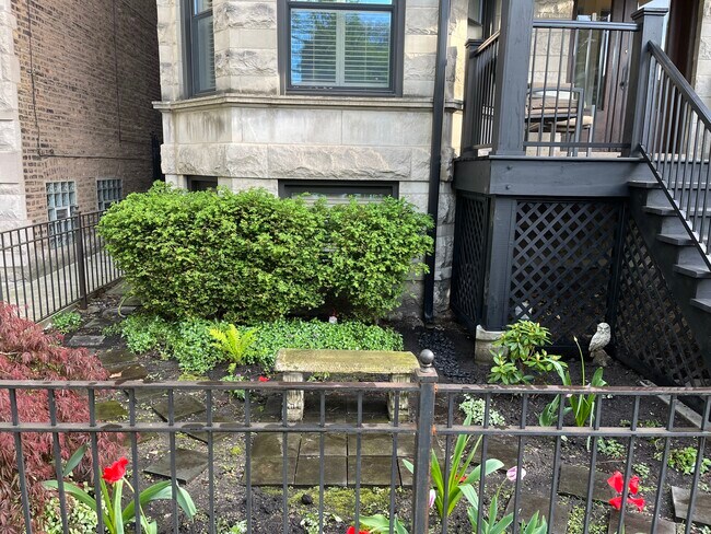 Building Photo - 1427 W Berwyn Ave