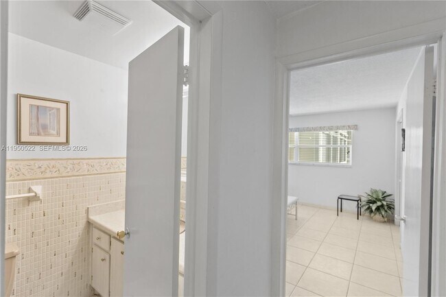 Building Photo - 2200 Diana Dr