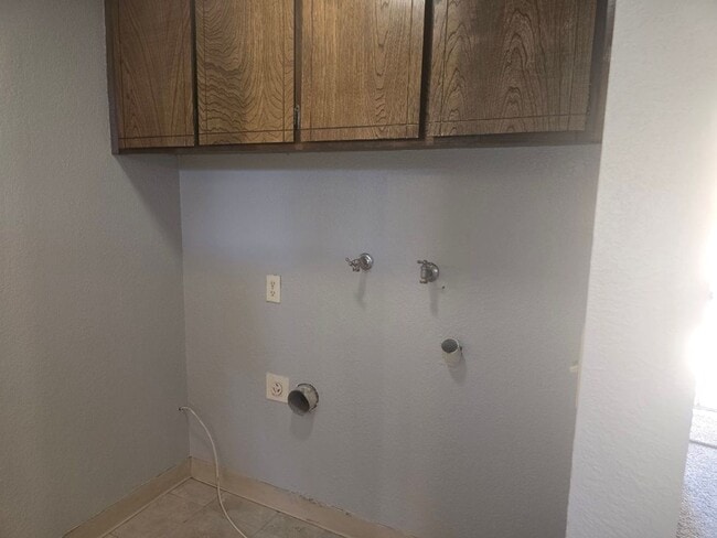 Building Photo - Spacious 2BD/2BTH with Private 2 Car Garage! (Ground Floor)