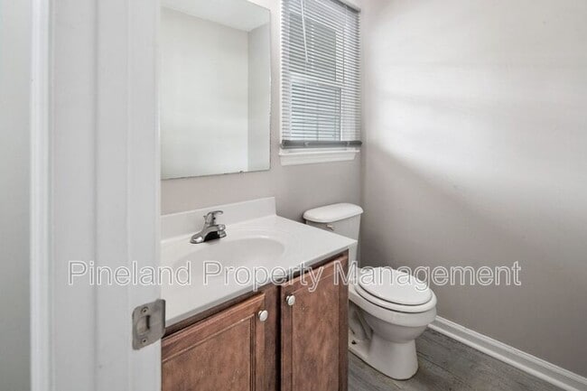 Building Photo - 320 Roundtree Dr