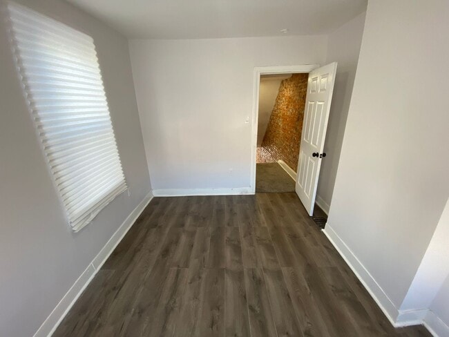 Building Photo - 1725 Monument St