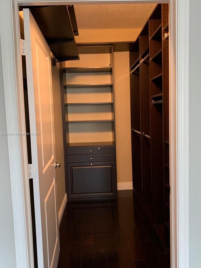 Building Photo - 10 Aragon Ave