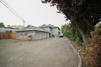 Building Photo - Townhome with Fresh Updates!!