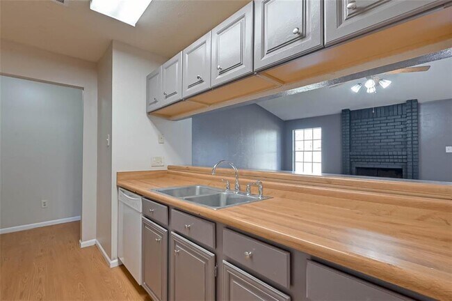 Building Photo - 2411 Country Pl Dr