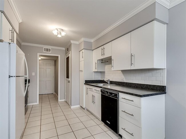 Building Photo - 1703 E Lindsey St