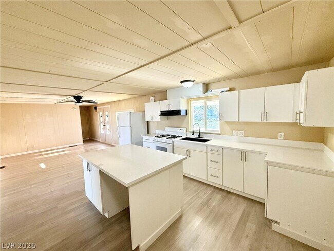 Building Photo - 1480 W Irons St