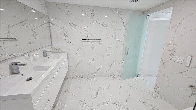 Building Photo - 1861 NW N River Dr