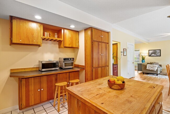 Building Photo - Fully Furnished Northside Bungalow Available for Month of August, 2026