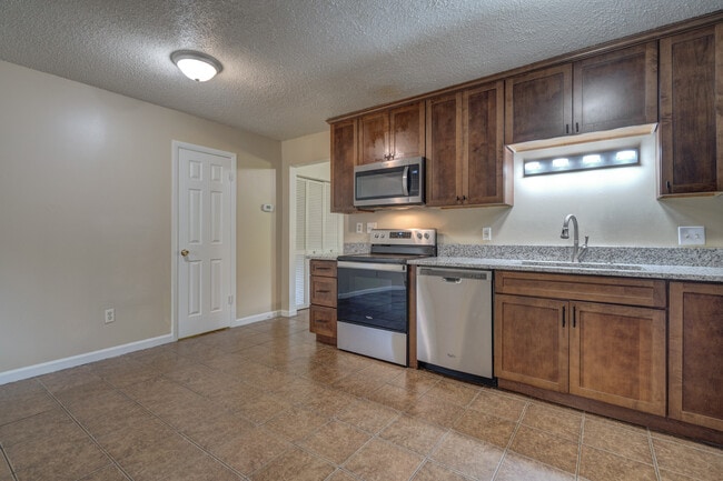 Building Photo - 135 Clover Valley Cir